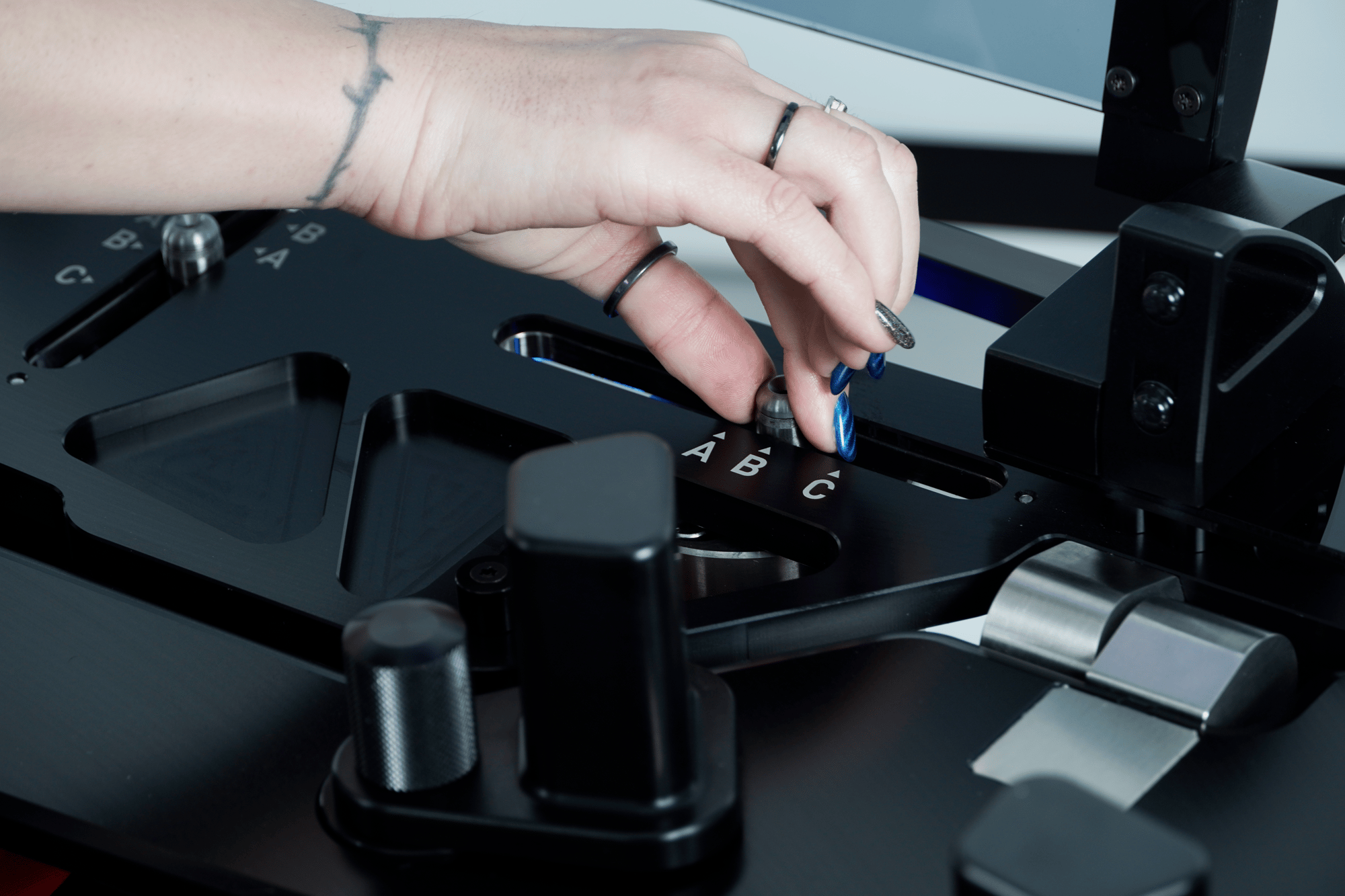 MM_RETOUCH_HAND_HOMING_DSC3770